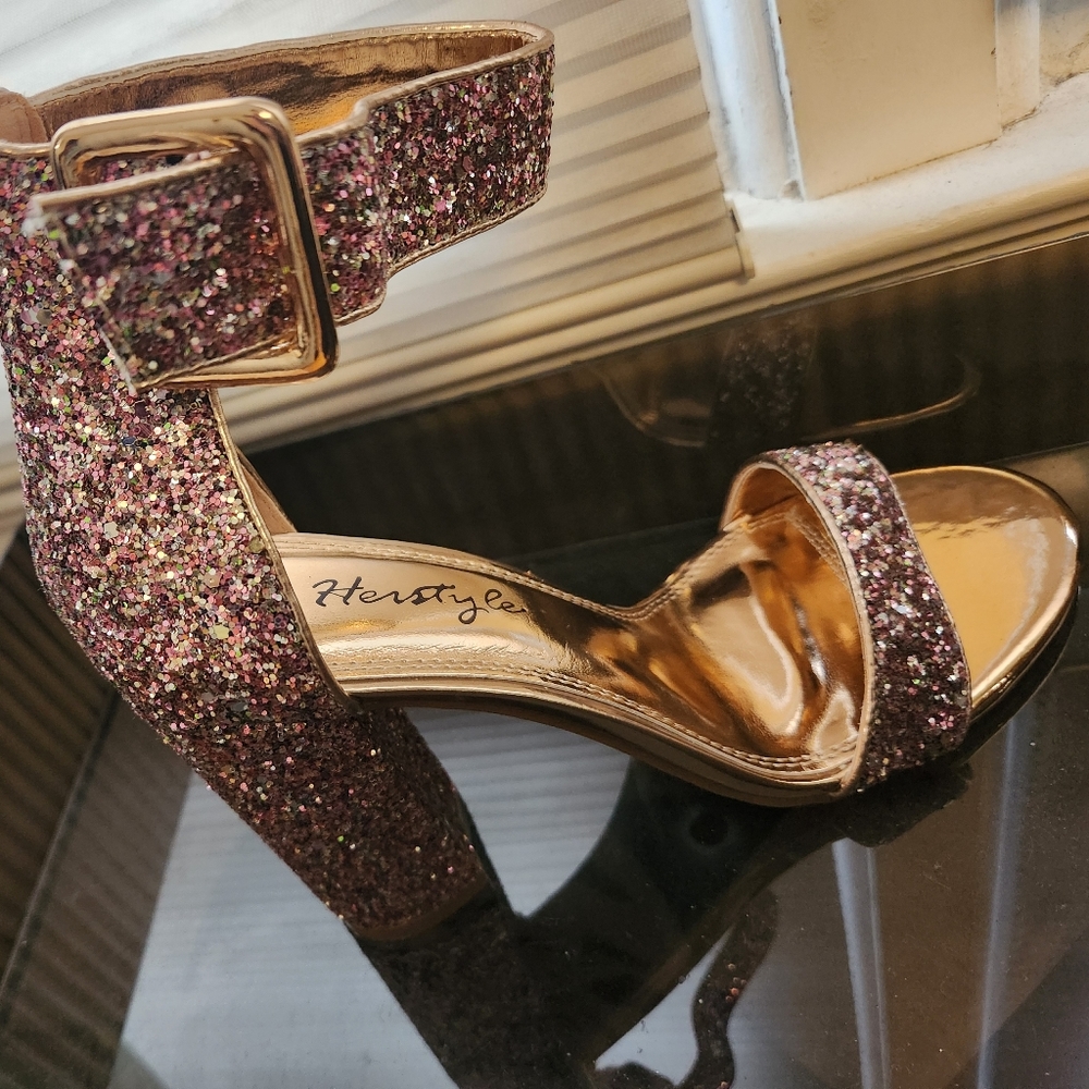 HEELS! - Picture 2 of 5